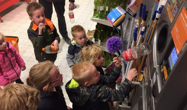 De kinderen geven het goede voorbeeld en doneren aan de speeltuin. Foto: PR