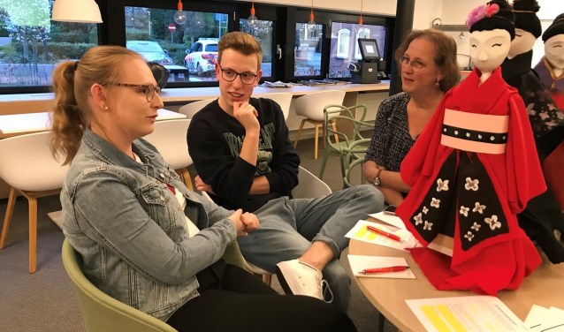 Heleen Rooks van de werkgroep ontwerpers in gesprek met twee jonge, aanstormende talenten.Foto: PR Bloemencorso