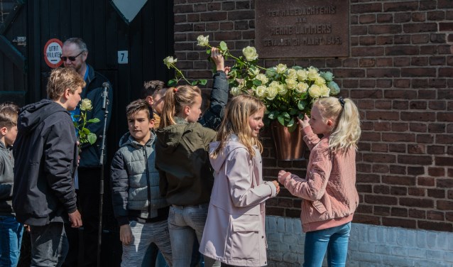 Zo'n 75 mensen kwamen samen met kinderen van de Theo Thijssenschool, naar de smalle Kruisstraat nummer 7. Foto: Henk Derksen