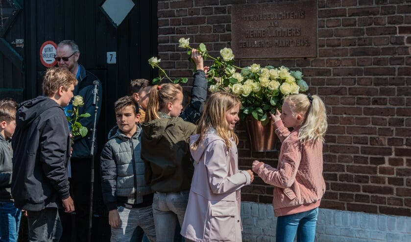 Zo'n 75 mensen kwamen samen met kinderen van de Theo Thijssenschool, naar de smalle Kruisstraat nummer 7. Foto: Henk Derksen