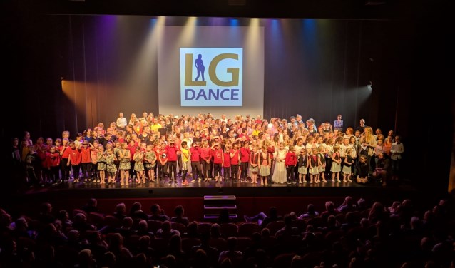 Het podium stond aardig vol met alle LG-dansers. Foto: PR