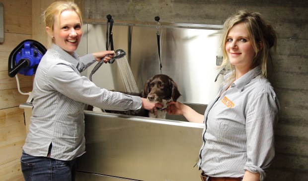 Ellen Hartman (links) en Karlijn Stroet van Discus Eibergen bij de nieuwe Dierendouche, waarvan alle klanten gebruik kunnen maken.