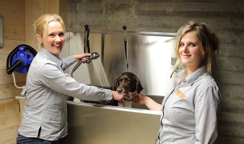 Ellen Hartman (links) en Karlijn Stroet van Discus Eibergen bij de nieuwe Dierendouche, waarvan alle klanten gebruik kunnen maken.