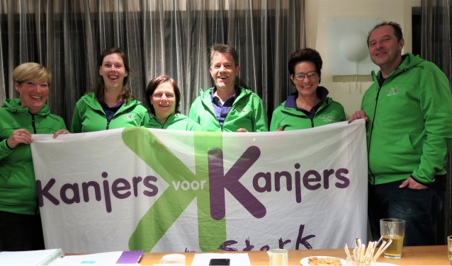 Leden van het bestuur en de projectcommissie van Kanjers voor Kanjers bijeen ter voorbereiding van het 10-jarig jubileum. Foto: Theo Huijskes
