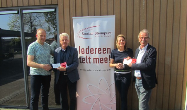 De cheque wordt overhandigd. Foto: Bernhard Harfsterkamp
