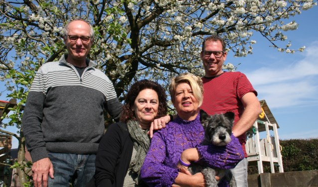 Van links naar rechts: Leendert Dijkema, Sandra Oldenkotte, Annemarie Dijkema (met hond Bikkel) en Melvin Dijkema. Foto: Verona Westera