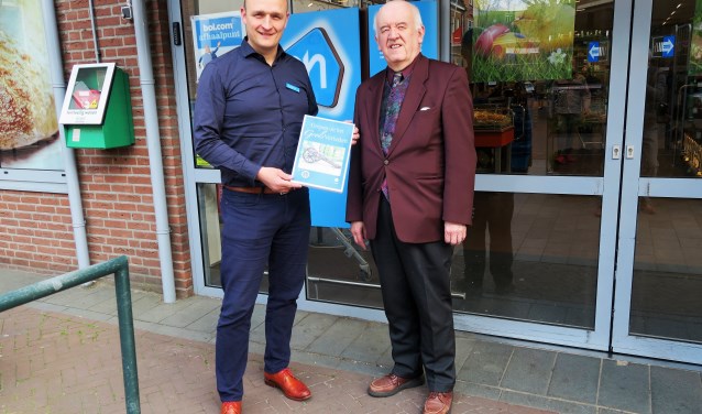 Bas Wallerbosch (links) presenteert samen met Ben Verheij het plaatjesboek over de Grolse historie. Foto: Theo Huijskes