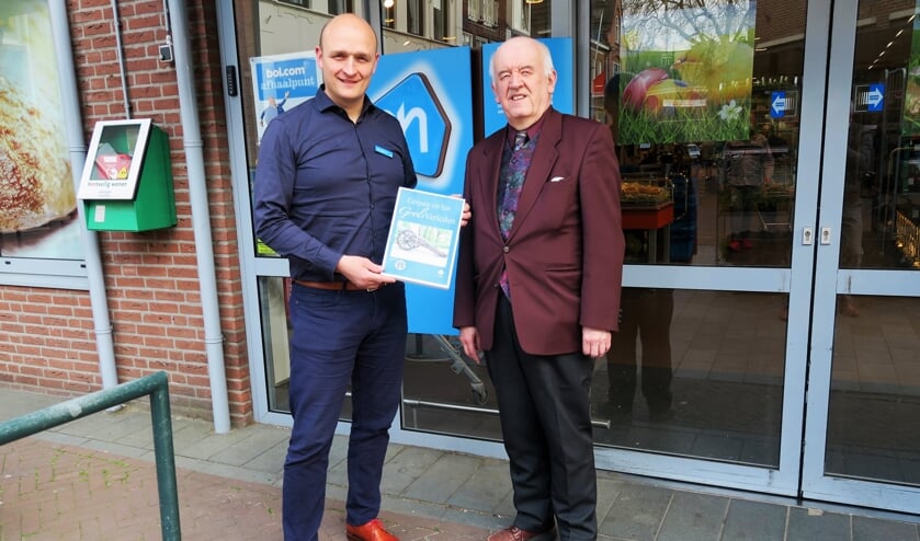 Bas Wallerbosch (links) presenteert samen met Ben Verheij het plaatjesboek over de Grolse historie. Foto: Theo Huijskes