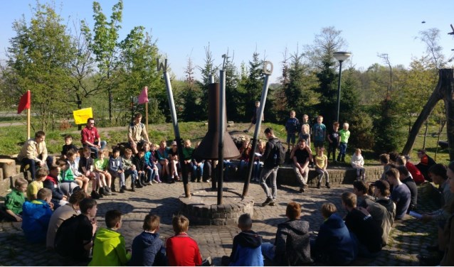 Opening van de Sint-Jorisdag rondom de kampvuurcirkel. Foto: Bernardusgroep