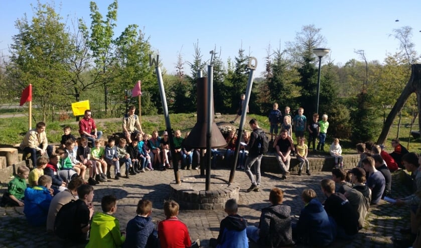 Opening van de Sint-Jorisdag rondom de kampvuurcirkel. Foto: Bernardusgroep