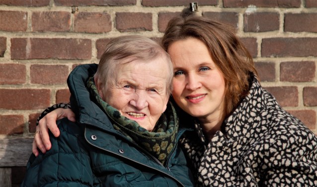Foto: Haidy Jansen en haar moeder. Foto: Erika Klein Kranenbarg – Mensenmens Fotografie