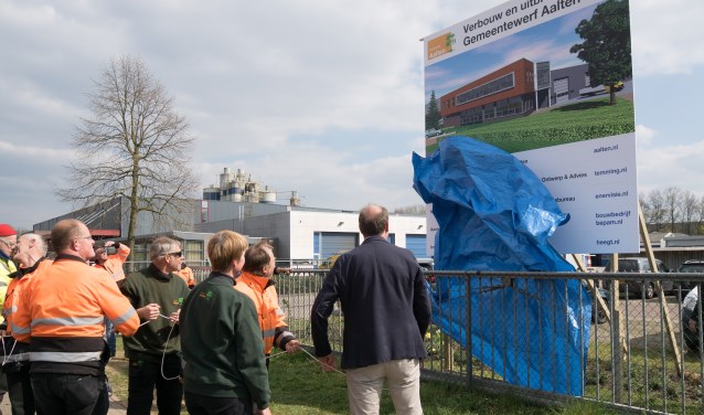 De onthulling van het bouwbord. Foto: Marcel te Brake