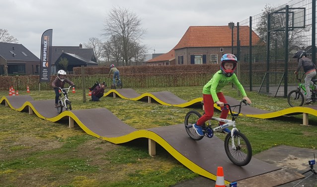 Plezier op de tijdelijke pumptrackbaan in Harreveld.