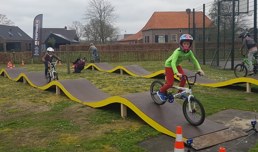 Plezier op de tijdelijke pumptrackbaan in Harreveld.