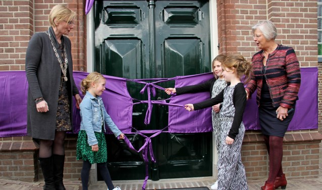 Burgemeester Marianne Besselink, Fiene, Anne en Marre Hulshof en gedeputeerde Josan Meijers openen de galerie in het gerestaureerde kerkje. Foto: Liesbeth Spaansen