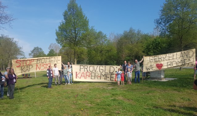 Spandoeken vormen de aftrap van het burgerinitiatief tegen de bomenkap langs provinciale wegen. Foto: Kyra Broshuis