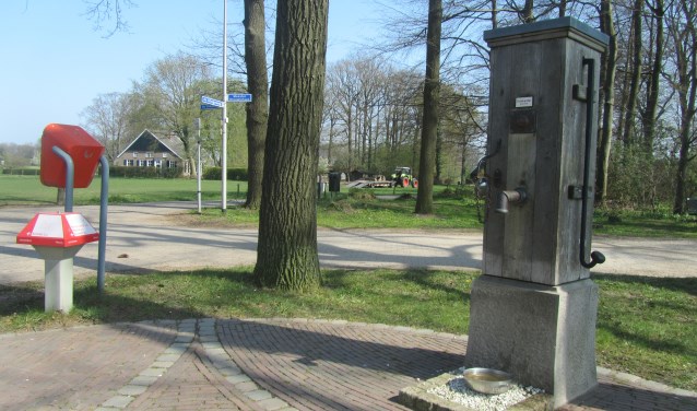 Pomp, brievenbus en ANWB-paddenstoel. Foto: Bernhard Harfsterkamp