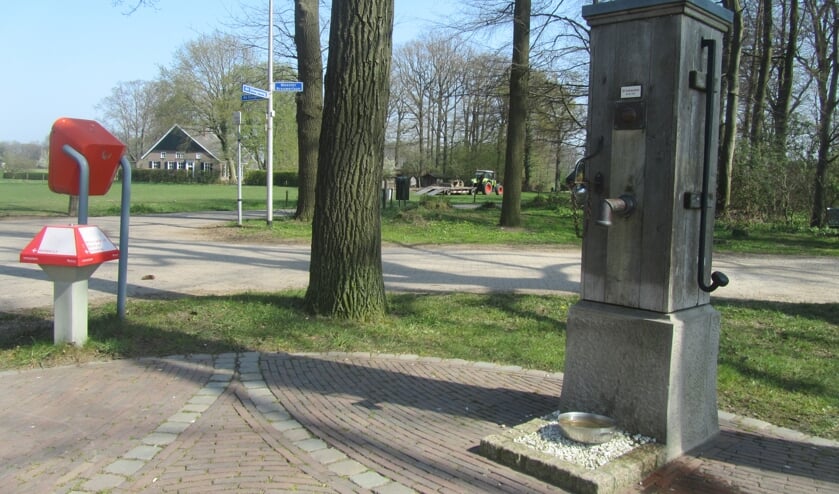 Pomp, brievenbus en ANWB-paddenstoel. Foto: Bernhard Harfsterkamp