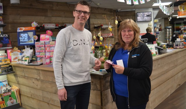 Marja krijgt een cadeaubon van Meneer Kees voor haar winnende limerick. Foto: Karin Stronks