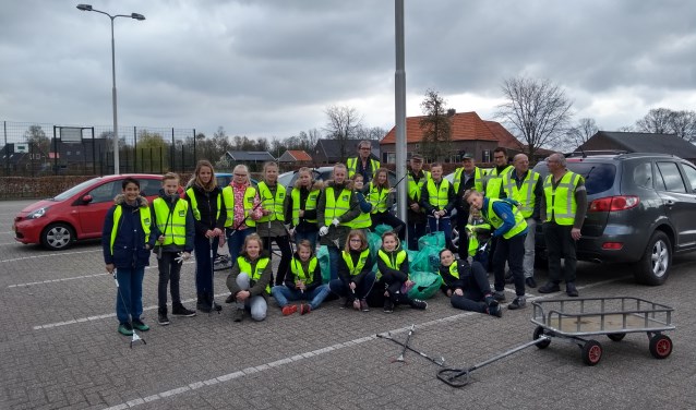 Groep 7/8 maakte Harreveld weer wat schoner. Foto: eigen foto
