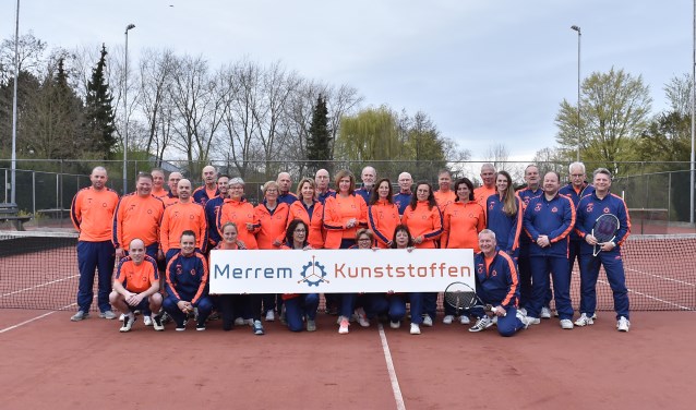 De tennissers in hun fraaie nieuwe tenue. Foto: Jan Willem Mateman