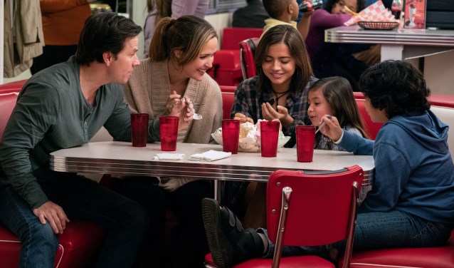 Scène uit de film 'Instand family' met Isabela Moner, Gustavo Quiroz, Julianna Gamiz, Mark Wahlberg and Rose Byrne. Foto: Hopper Stone