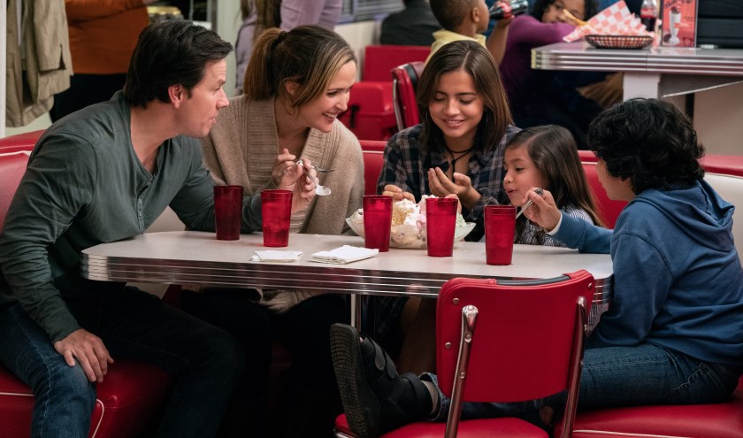 Scène uit de film 'Instand family' met Isabela Moner, Gustavo Quiroz, Julianna Gamiz, Mark Wahlberg and Rose Byrne. Foto: Hopper Stone