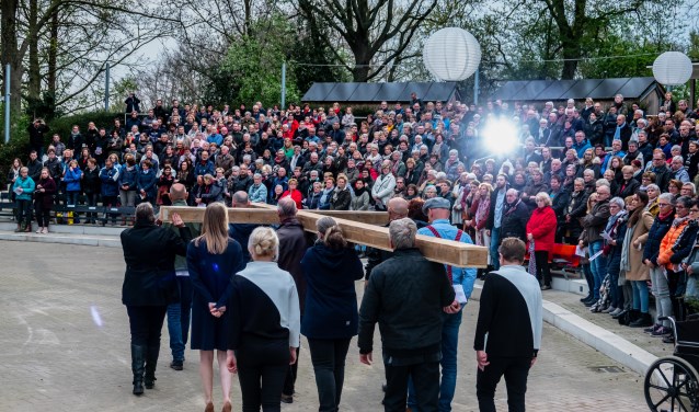 Het binnendragen van het kruis in het Openluchttheater. Foto: PR Openluchttheater
