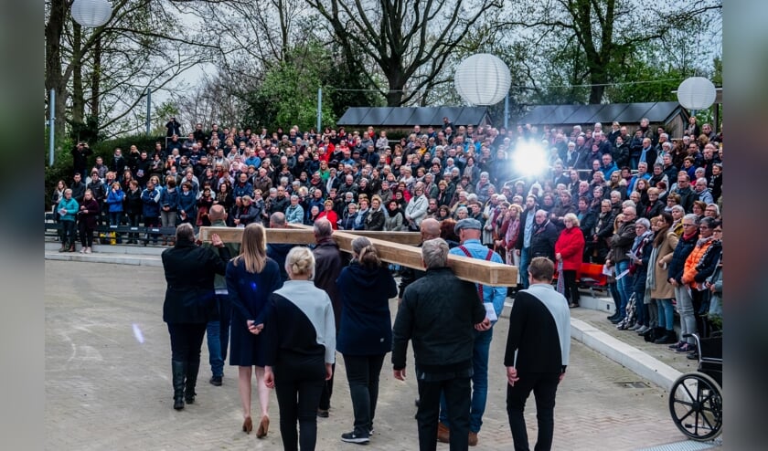 Het binnendragen van het kruis in het Openluchttheater. Foto: PR Openluchttheater