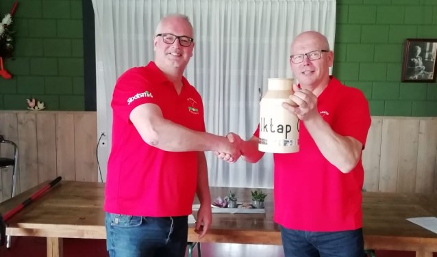 De cup wordt overhandigd aan Wily Erinkveld. Foto: PR