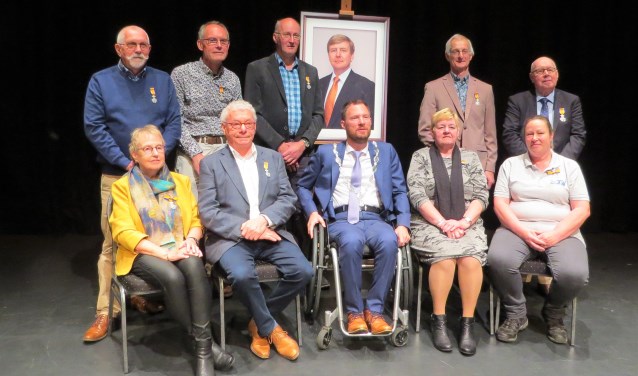 Bij de lintjesregen in Oude IJsselstreek werden negen personen onderscheiden door burgemeester Otwin van Dijk. Foto: Josée Gruwel