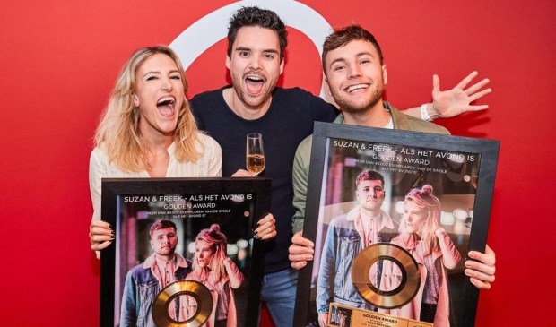 Suzan & Freek krijgen uit handen van Q Music-dj Domien Verschuuren een gouden plaat voor 40.000 verkochte singles van 'Als het avond is'. Foto: PR