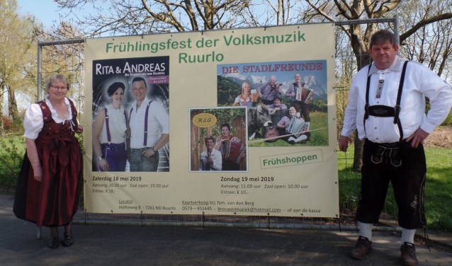 Henk en Truus van den berg in originele Tiroler kledij die