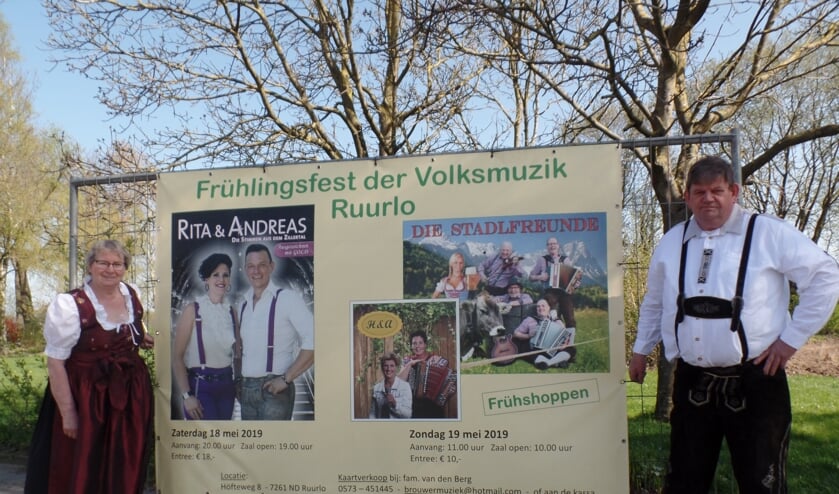 Henk en Truus van den berg in originele Tiroler kledij die