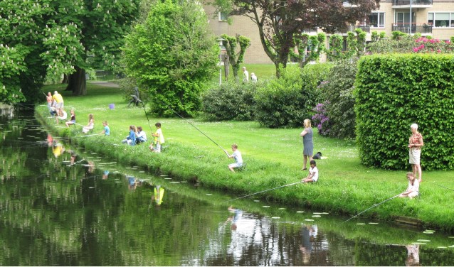 Jeugdvissen aan de Grolse gracht. Foto: PR GHV