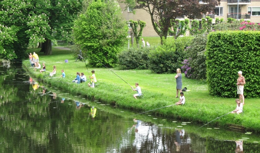 Jeugdvissen aan de Grolse gracht. Foto: PR GHV