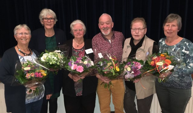 Jubilerende vrijwilligers (v.l.n.r.) Wieke Maalderink, Wil Bosvelt, Hetty en Tonny van Lieshout, Hennie Wijnbergen en Lucie Kleine Koerkamp. Jubilaris Dick van Slooten ontbreekt op de foto. Foto: PR