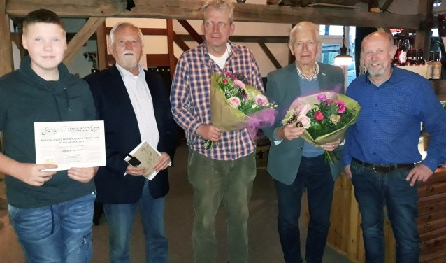 Jeugdlid Jeroen Jonker, (Nathan Posthumus niet op de ze foto) Bert Berghoef, voorzitter van de landelijke NBV, Kees Buurke en Karel Beernink, de jubilarissen en Gerard te Hennepe, voorzitter van NBV afdeling Aalten. Foto: PR