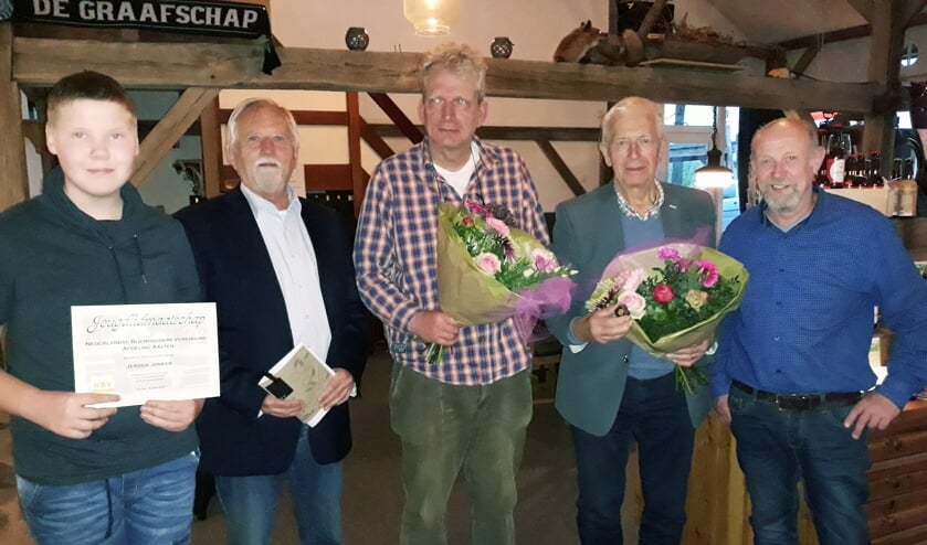 Jeugdlid Jeroen Jonker, (Nathan Posthumus niet op de ze foto) Bert Berghoef, voorzitter van de landelijke NBV, Kees Buurke en Karel Beernink, de jubilarissen en Gerard te Hennepe, voorzitter van NBV afdeling Aalten. Foto: PR
