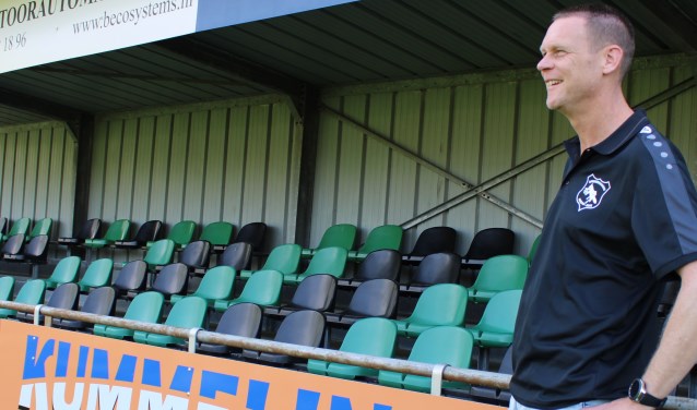 Trainer Frank Burgers op het hoofdveld van Sportpark De Meikamer. Foto: John van der Kamp
