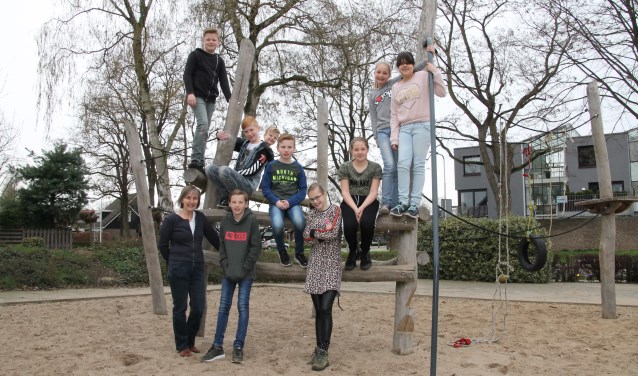 Gusta Marneth met de kinderen die meewerken aan de Passion Achterhoek. Op de foto ontbreekt Jasmijn. Foto: Annekée Cuppers