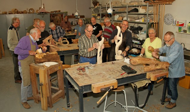 Beeldhouwers aan het werk in het atelier bij De Gruitpoort in Doetinchem. Foto: Liesbeth Spaansen