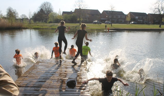 De leerlingen storten zich met enthousiasme op de hindernissen. Foto: PR