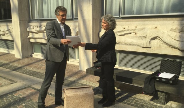 Petra Sips heeft vorige week het burgerinitiatiefvoorstel 'Stop bomenkap langs N-wegen in Gelderland' aan de griffier van Provinciale Staten Gelderland overhandigd, samen met 1.823 ondersteuningsverklaringen. Foto: PR