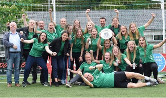 Dames 1 in hun kampioenshirts. Foto: Gerard Derksen