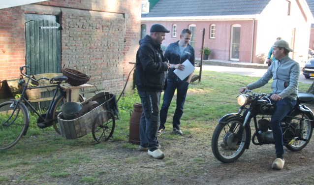 Enkele medewerken aan het openluchtspel, met wat passende rekwisieten. Foto: Lydia ter Welle