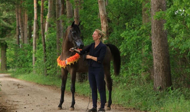 ASE Farhan met zijn trainster Kelly Delen van Elba Training Center. Foto:Reindert Jansen