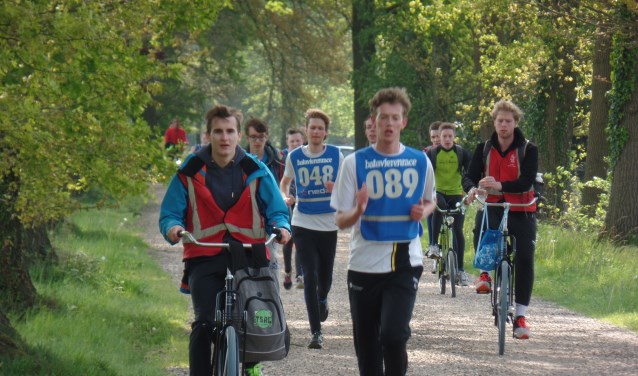 De deelnemende studenten op de Rommelderdijk in Vorden. Foto: Jan Hendriksen