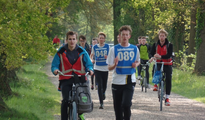De deelnemende studenten op de Rommelderdijk in Vorden. Foto: Jan Hendriksen