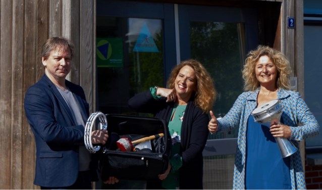 Medewerkers van het Educatiepunt en de directeur van kindcentrum Lea Dasberg met lesmaterialen om te delen. Foto: Yneke Vollemans